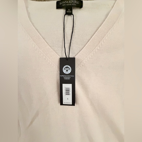 Banana Republic Women's Merino Wool Cream V-Neck Sweater - Picture 4 of 7